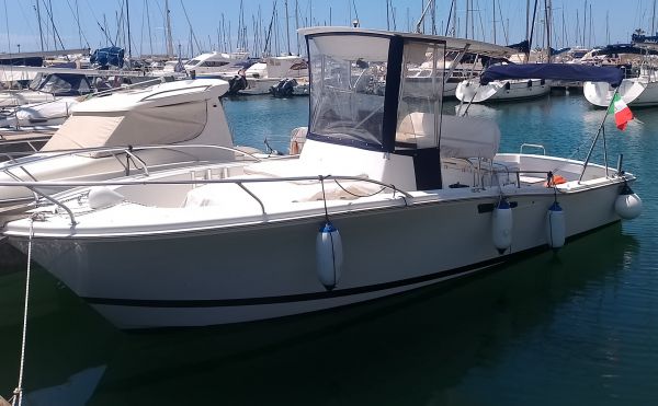 Luhrs 25 center console
