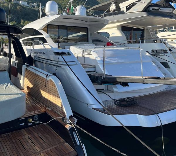 Pershing 64